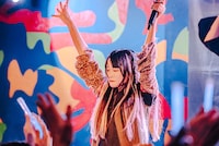 青色サイリウムに感極まるヒューガー。