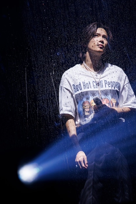 「Bye 24/7」を披露する神宮寺勇太。