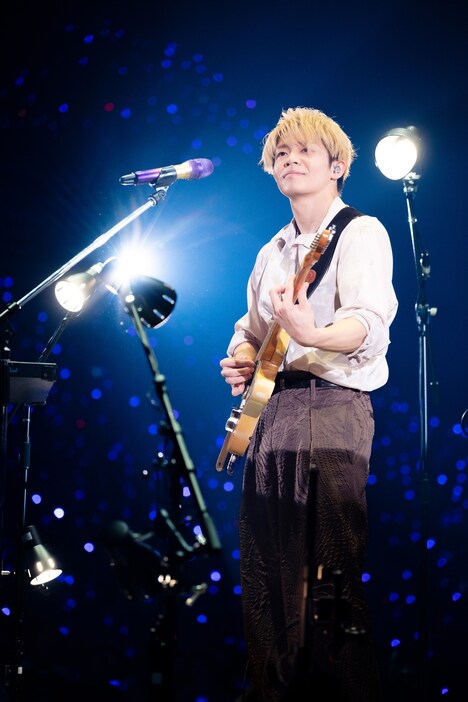 「Recipe」でギターを弾く岸優太。