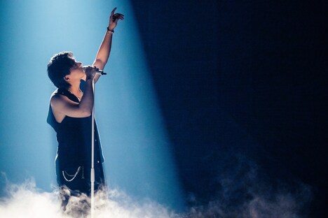 スモークに包まれながら「透明になりたい」を歌う平野紫耀。