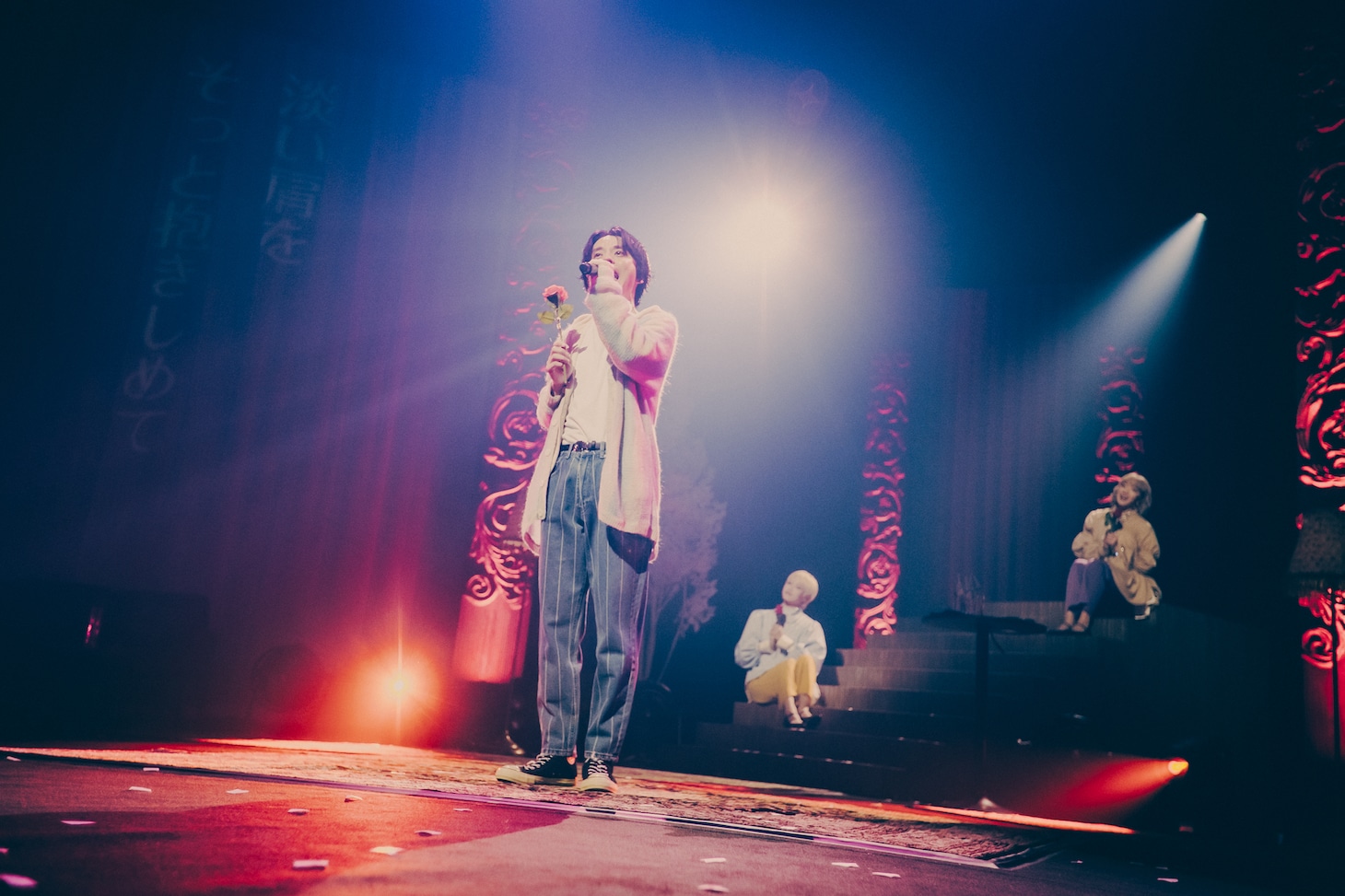「赤い花」を歌う渋谷すばる。（Photo by umihayato）