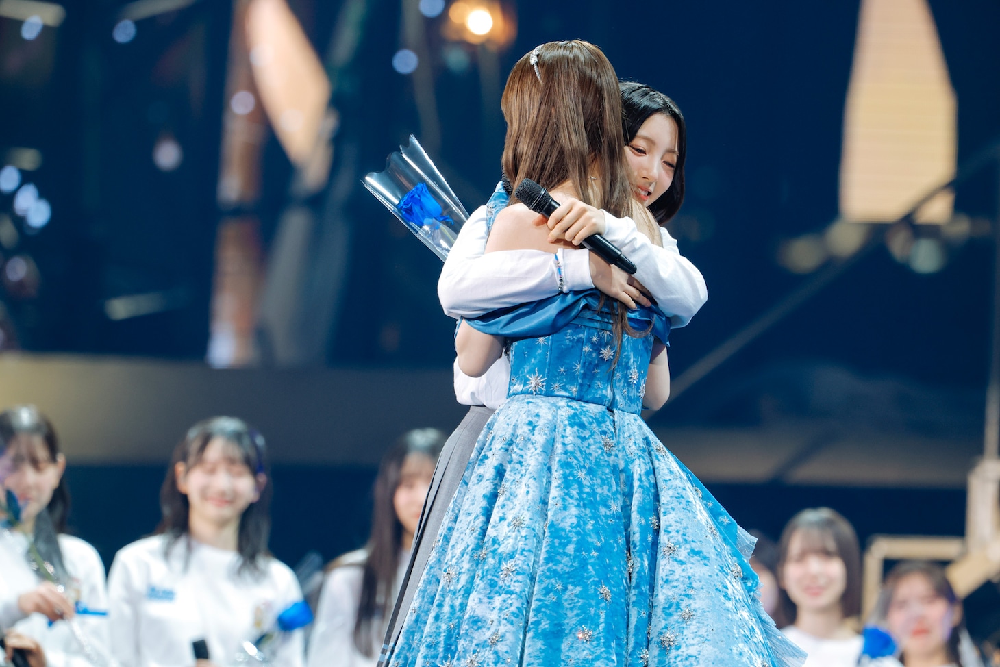 抱き合う加藤史帆と小西夏菜実。（撮影：上山陽介）