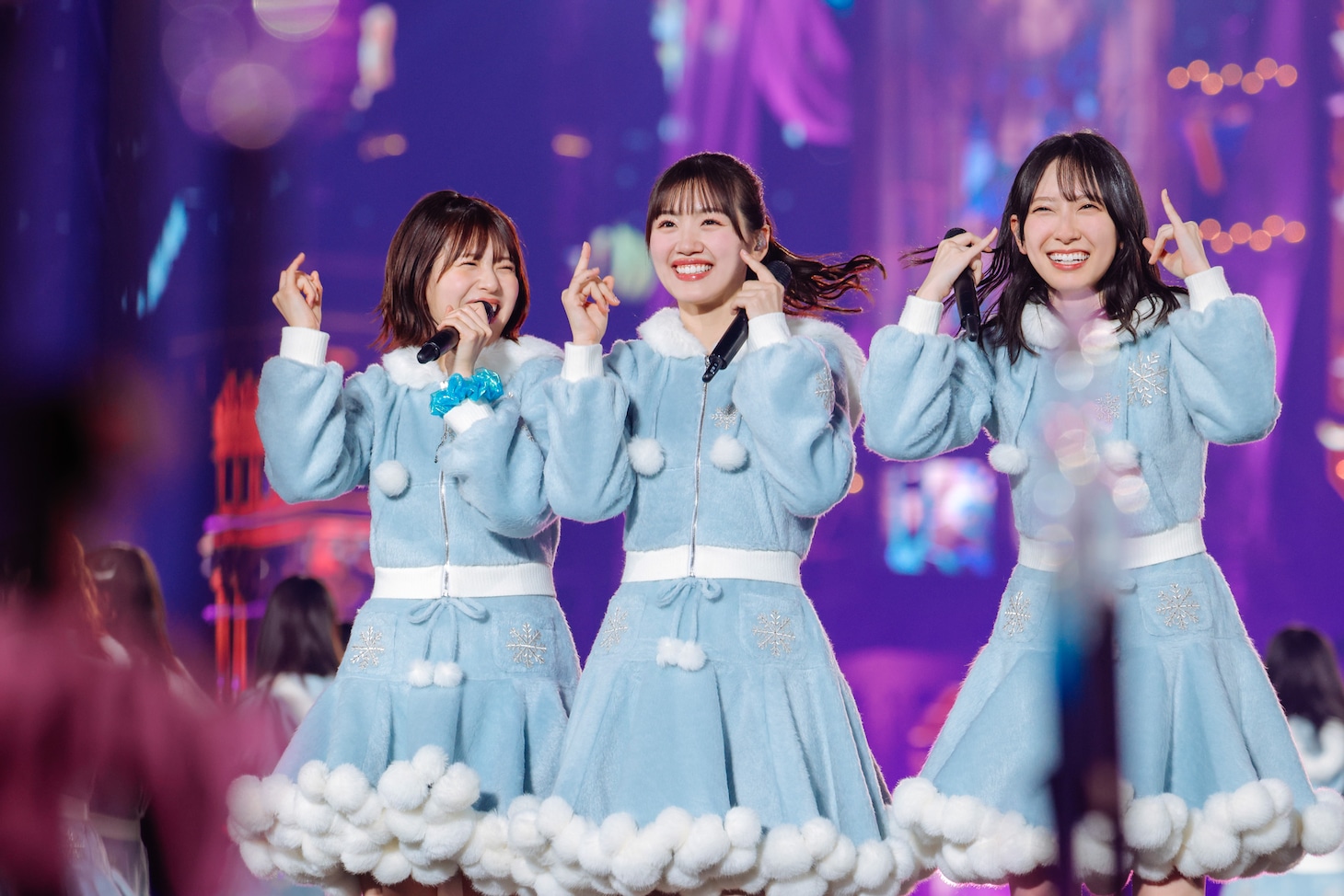左から松田好花、佐々木美玲、金村美玖。（撮影：上山陽介）