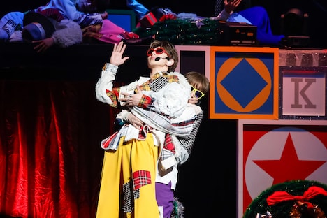 EIKUを持ち上げるHAYATO。（撮影：笹森健一）