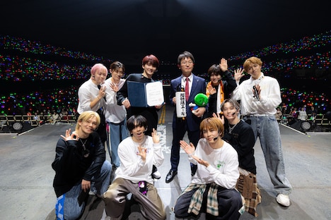 超特急メンバーと8号車（超特急ファン）に祝福されるユーキ（後列左から3番目）。