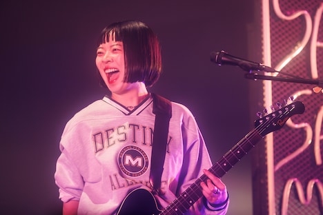 宮崎朝子（G, Vo / SHISHAMO）（Photo by Viola Kam [V'z Twinkle)]）