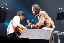 左から斎藤宏介（UNISON SQUARE GARDEN）、光村龍哉（ZION、NICO Touches the Walls）。（Photo by Viola Kam [V'z Twinkle)]）