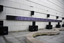 「坂本龍一｜音を視る 時を聴く」東京都現代美術館、2024年　坂本龍一＋真鍋大度《センシング・ストリームズ 2024–不可視、不可聴（MOT version）》2024