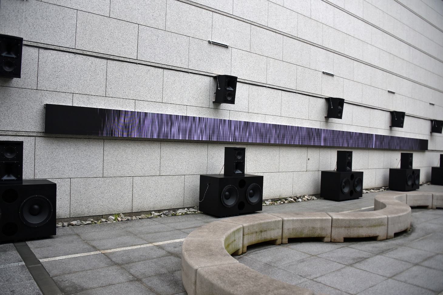 「坂本龍一｜音を視る 時を聴く」東京都現代美術館、2024年　坂本龍一＋真鍋大度《センシング・ストリームズ 2024–不可視、不可聴（MOT version）》2024