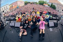 「ヤバイTシャツ屋さん “スペインのひみつ解明 ONE-MAN SHOW” in 志摩スペイン村 ～ザ・リベンジ～」の記念写真。ヤバTは2025年5月10、11日にも同会場でライブを開催する。