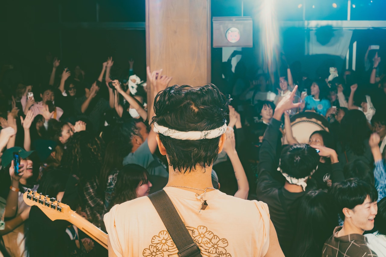 2024年11月16日に「ザ・ビュッフェ」リリースツアー追加追加公演を八丈島で行った際の写真。“高速マイムマイム”を踊る観客たち。