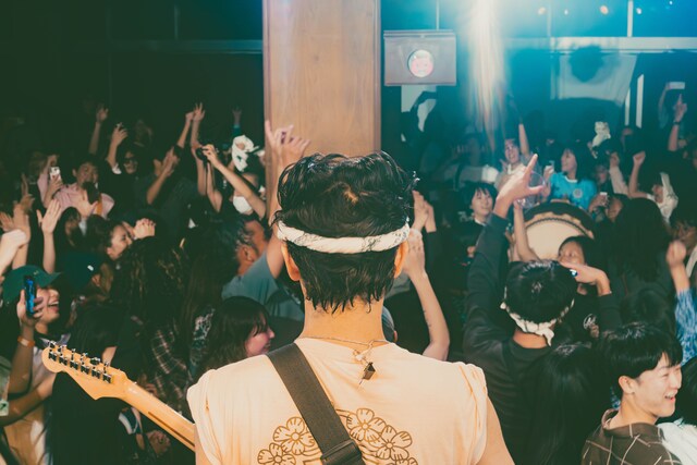 2024年11月16日に「ザ・ビュッフェ」リリースツアー追加追加公演を八丈島で行った際の写真。“高速マイムマイム”を踊る観客たち。