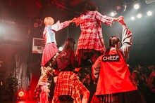 ステージ後方から見た「STUPiD」で組体操を披露するBiS。