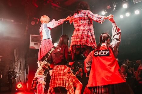 ステージ後方から見た「STUPiD」で組体操を披露するBiS。