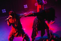 ヒューガー、イコ・ムゲンノカナタ。