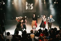 クレナイ・ワールズエンドのマイクが目の前に飛んできたことを力説するヒューガー（左端）。