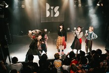 クレナイ・ワールズエンドのマイクが目の前に飛んできたことを力説するヒューガー（左端）。