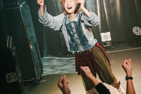 「BiS-どうやらゾンビのおでまし-」で一足先にサビのダンスを踊ってしまい、思わず笑うナノ3。