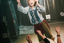 「BiS-どうやらゾンビのおでまし-」で一足先にサビのダンスを踊ってしまい、思わず笑うナノ3。