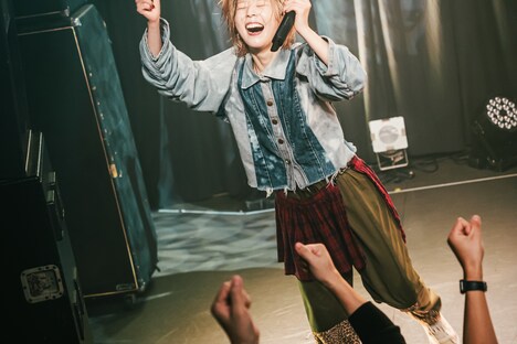 「BiS-どうやらゾンビのおでまし-」で一足先にサビのダンスを踊ってしまい、思わず笑うナノ3。