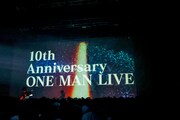「Devil ANTHEM. 10th Anniversary ONE MAN LIVE『Miraculous Trajectory～すべてが奇跡だった～』」のオープニング映像。（撮影：笹森健一）