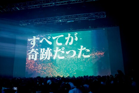 「Devil ANTHEM. 10th Anniversary ONE MAN LIVE『Miraculous Trajectory～すべてが奇跡だった～』」のオープニング映像。（撮影：笹森健一）