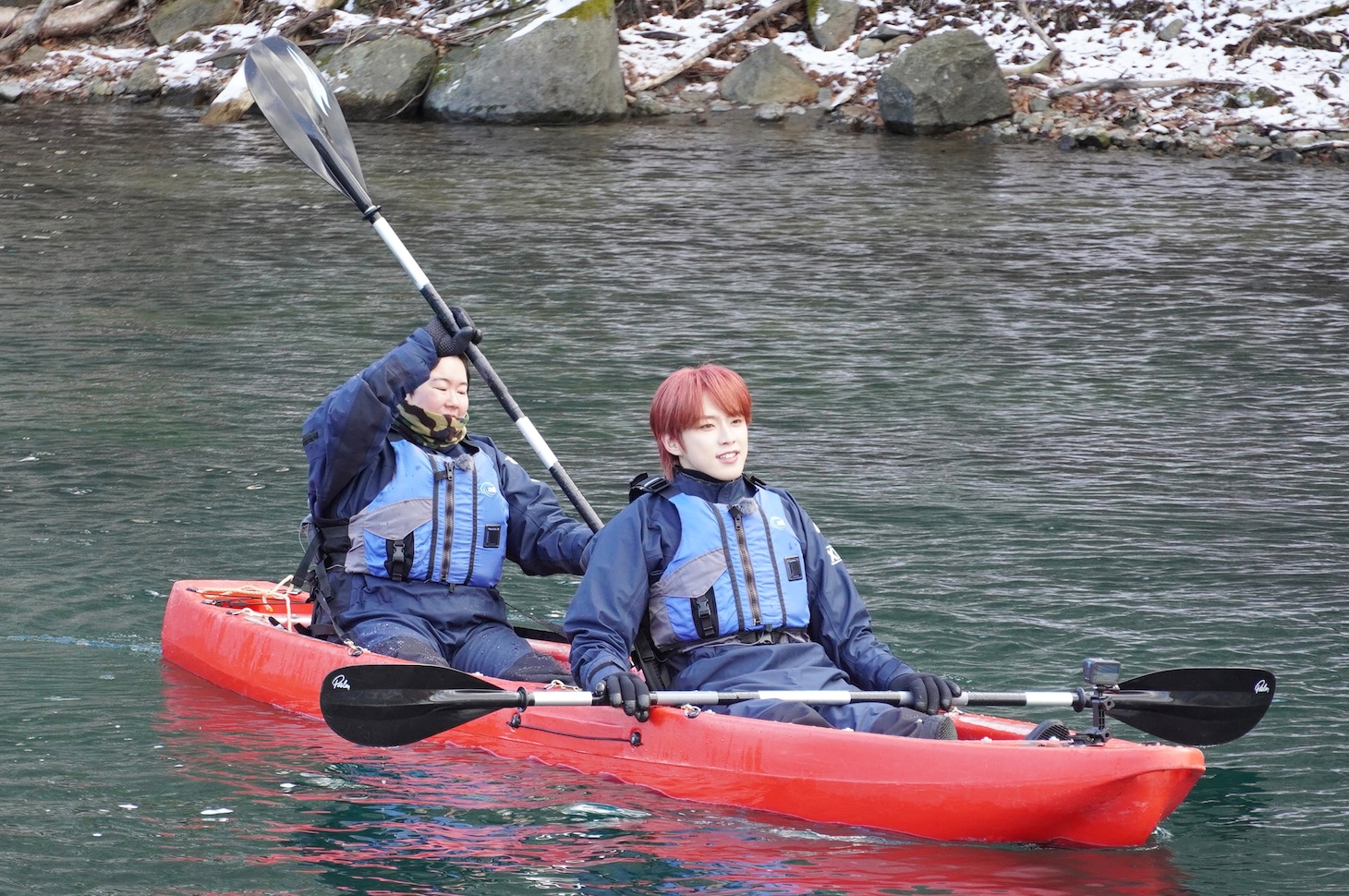 「土曜はナニする!? presents 土曜はカニする!? 北海道で大激突SP」より、やす子と河野純喜（JO1）。
