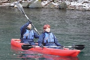 「土曜はナニする!? presents 土曜はカニする!? 北海道で大激突SP」より、やす子と河野純喜(JO1)。