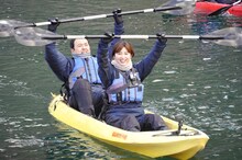 「土曜はナニする!? presents 土曜はカニする!? 北海道で大激突SP」より、田中卓志（アンガールズ）と宇賀なつみ。