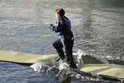 「土曜はナニする!? presents 土曜はカニする!? 北海道で大激突SP」より、ゴザの上を走る宇賀なつみ。
