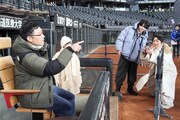「土曜はナニする!? presents 土曜はカニする!? 北海道で大激突SP」より、山里亮太チームの様子。