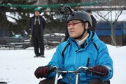 「土曜はナニする!? presents 土曜はカニする!? 北海道で大激突SP」より、山里亮太(南海キャンディーズ)。