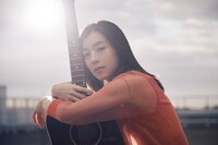 天才シンガーソングライターのミナミ。©2025『知らないカノジョ』製作委員会