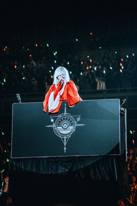 トロッコから歌う命 -mikoto-(Vo, G)。(Photo by Megumi Iritani)