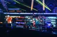 猫耳をつけて「拙者忍者、猫忍者。～木天蓼三毛蔵と町娘おりん～」をパフォーマンスするジグザグ。（Photo by Megumi Iritani）