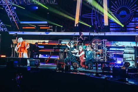 猫耳をつけて「拙者忍者、猫忍者。~木天蓼三毛蔵と町娘おりん~」をパフォーマンスするジグザグ。(Photo by Megumi Iritani)