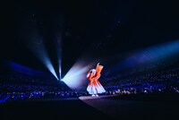 センターステージで歌う命 -mikoto-（Vo, G）。（Photo by Megumi Iritani）