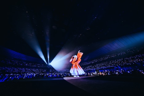 センターステージで歌う命 -mikoto-(Vo, G)。(Photo by Megumi Iritani)