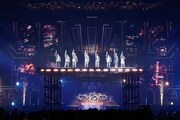 ムービングステージに立つHey! Say! JUMP。