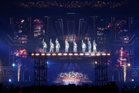 ムービングステージに立つHey! Say! JUMP。