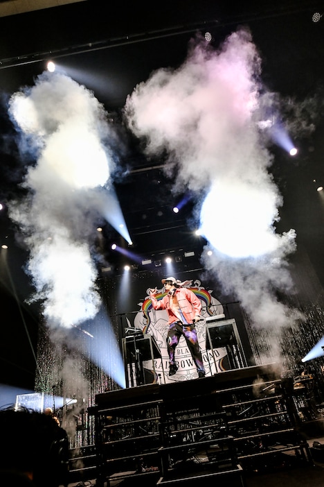 “ミニステージ”で踊るビッケブランカ。(撮影:高田梓)