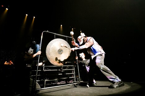 銅鑼を打ち鳴らすビッケブランカ。(撮影:高田梓)