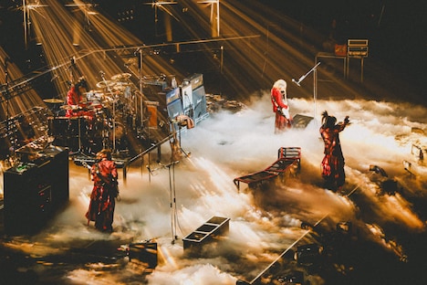 「DEZERT SPECIAL ONEMAN LIVE at NIPPON BUDOKAN『君の心臓を触る』」の様子。（撮影：西槇太一）