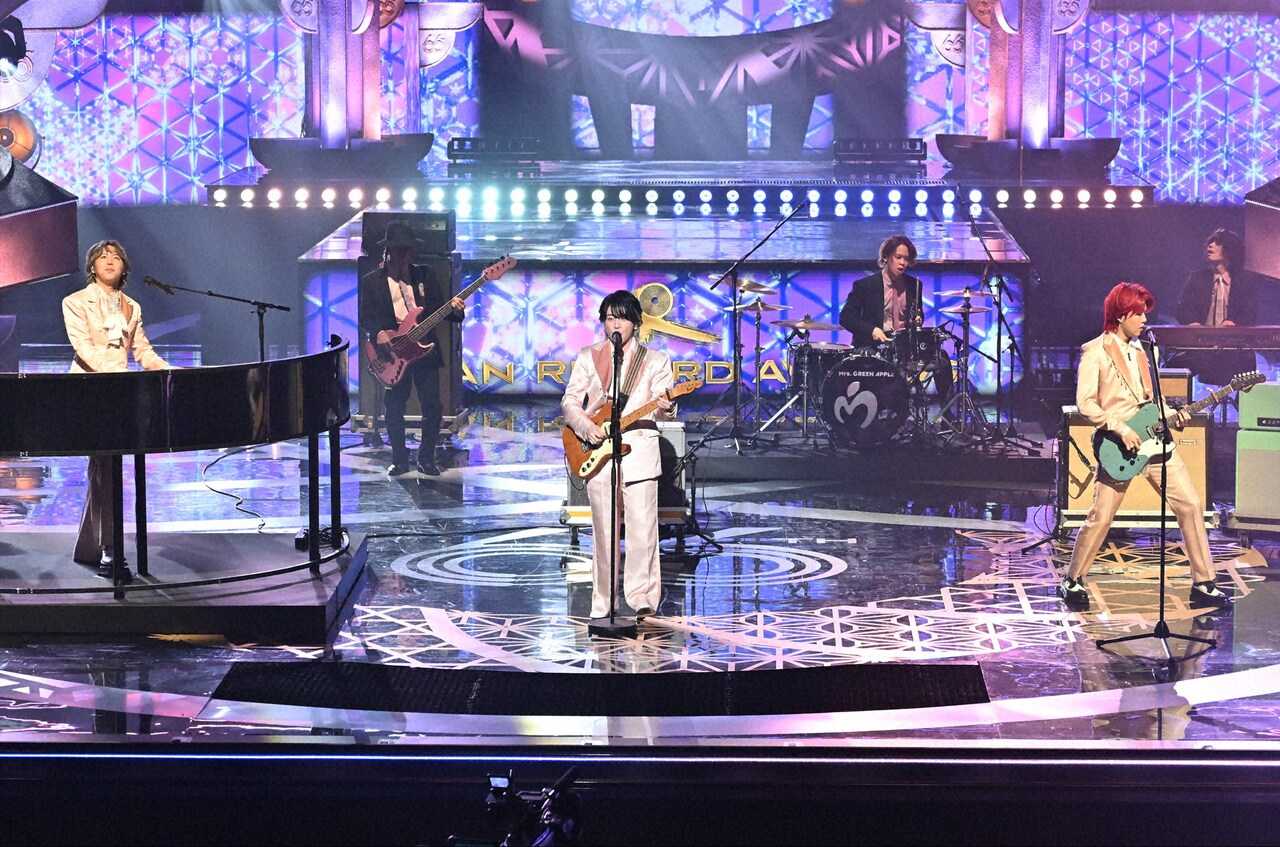 ライラック」をパフォーマンスするMrs. GREEN APPLE。©TBS [画像