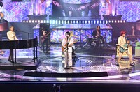 「ライラック」をパフォーマンスするMrs. GREEN APPLE。©TBS