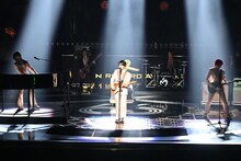 「ライラック」をパフォーマンスするMrs. GREEN APPLE。©TBS