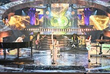 大賞発表後に「ライラック」をパフォーマンスするMrs. GREEN APPLE。©TBS