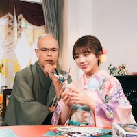 与田祐希、晴れ着でガンプラ作る