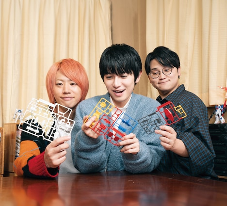 左からてつや、本郷奏多、虫眼鏡。©︎テレビ東京