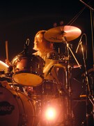 ユナ（Dr）（撮影：新家菜々子）